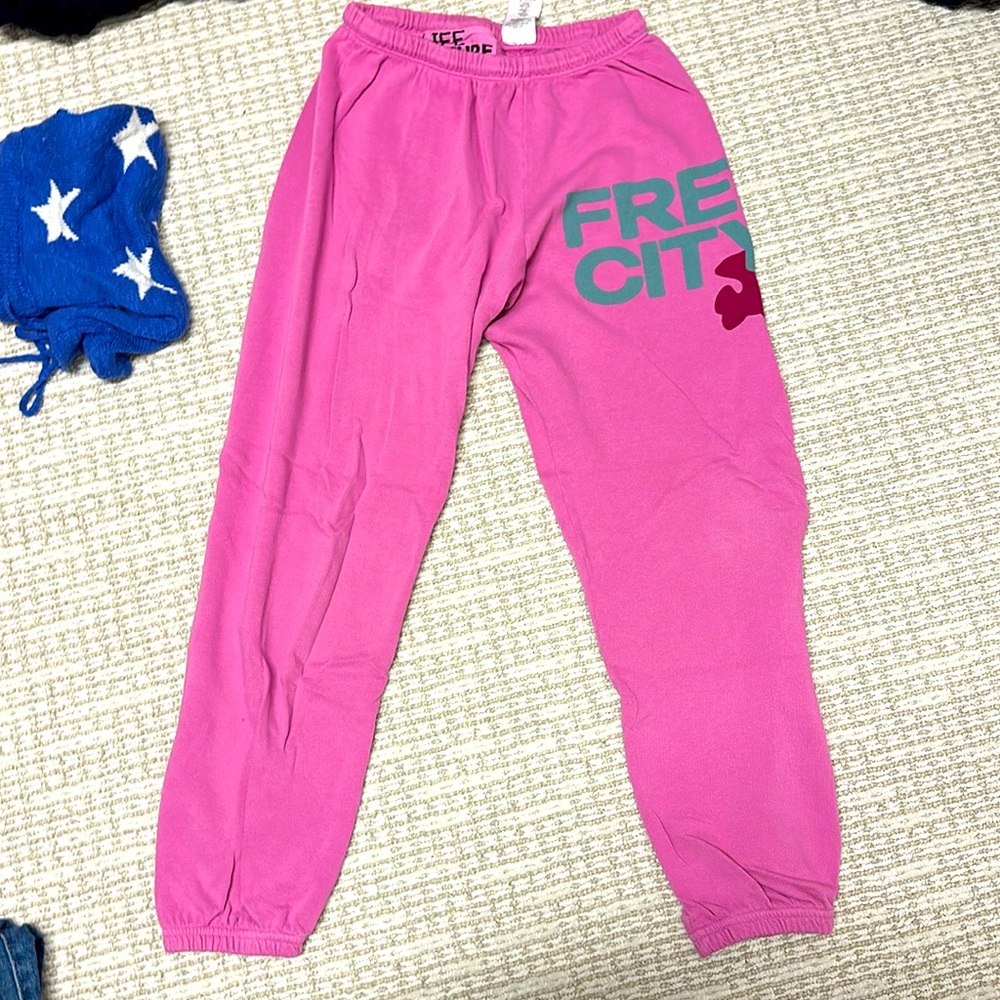 Free city, new sweatpants